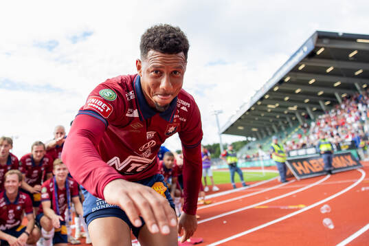 Örgrytes Tobias Sana jublar