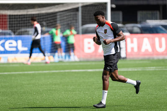 Brommapojkarnas Ezekiel Alladoh nder uppvärmning