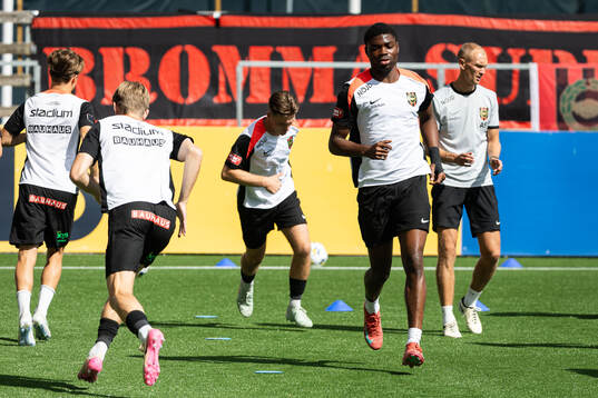 Brommapojkarnas Ezekiel Alladoh nder uppvärmning