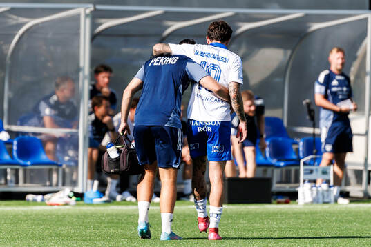 IFK Norrköpings David Moberg Karlsson lämnar planen skadad