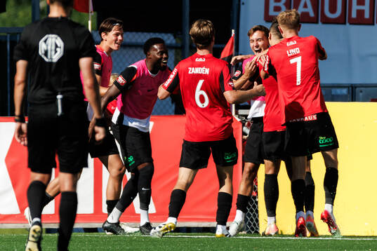 Brommapojkarnas Adam Skanning Jakobsen jublar