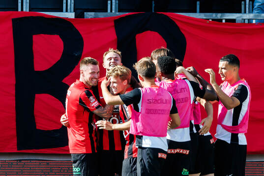 Brommapojkarnas Victor Lind jublar med lagkamrater