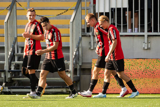 Brommapojkarnas Victor Lind jublar