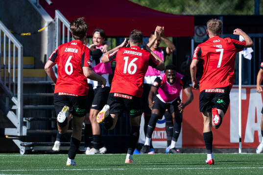 Brommapojkarnas Adam Skanning Jakobsen jublar