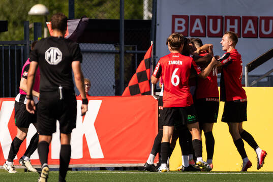 Brommapojkarnas Adam Skanning Jakobsen jublar med