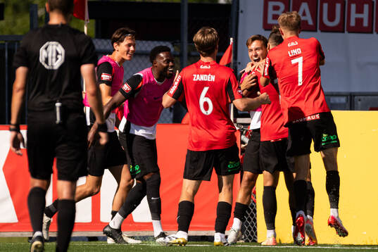 Brommapojkarnas Adam Skanning Jakobsen jublar med