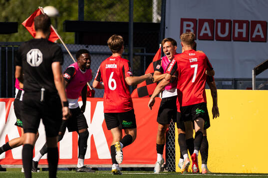 Brommapojkarnas Adam Skanning Jakobsen jublar med