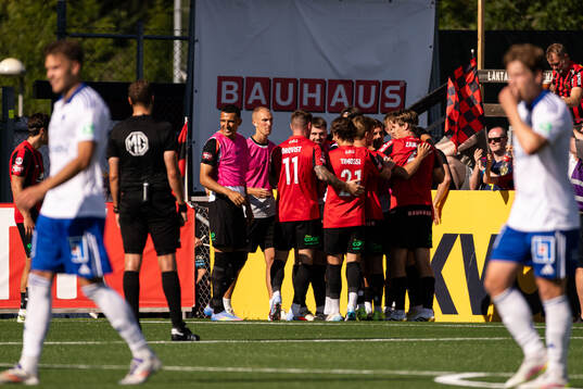 Brommapojkarnas Adam Skanning Jakobsen jublar med