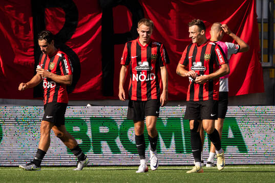 Brommapojkarnas Adam Skanning Jakobsen jublar med Victor