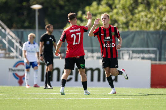 Brommapojkarnas Victor Lind jublar med Kaare Brøckner