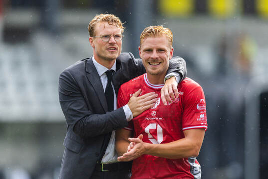 Elfsborgs tränare Oscar Hiljemark och Per Frick jublar