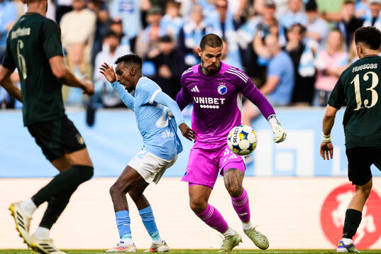 Taha Ali of Malmö FF and goalkeeper Dominik Kotarski of FC