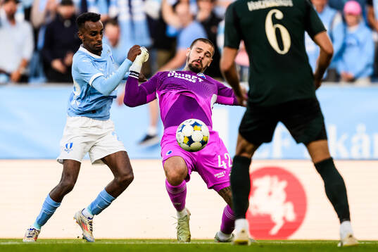 Taha Ali of Malmö FF and goalkeeper Dominik Kotarski of FC