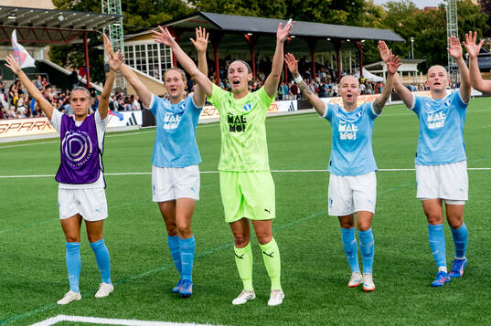 Malmö FFs målvakt Moa Öhman och spelare jublar