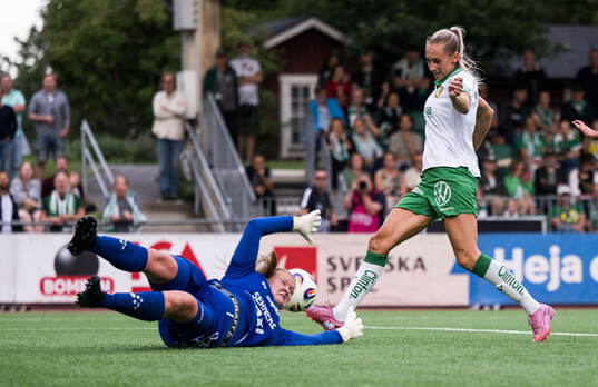 Alingsås målvakt Alexandra Blom och Hammarbys Ellen