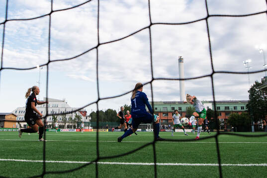 Hammarbys Anna Jøsendal gör 1-0 bakom Alingsås målvakt