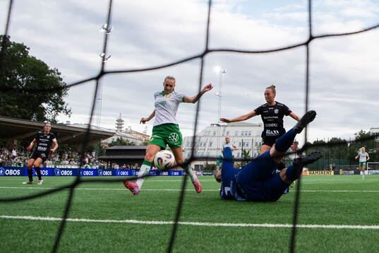 Hammarbys Ellen Wangerheim gör 2-0 bakom Alingsås Emmy
