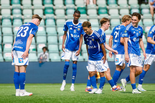 GIF Sundsvalls Taiki Kagayama jublar med Hugo Aviander