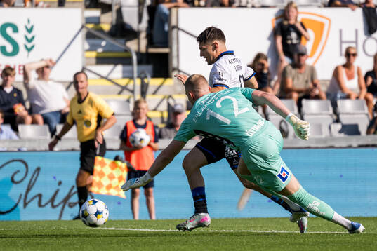 Sirius Isak Bjerkebo och Halmstads målvakt Tim Erlandsson