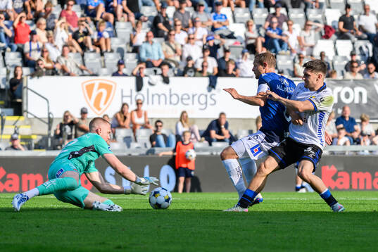 Halmstads målvakt Tim Erlandsson och Joel Allansson mot