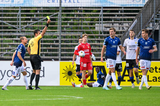 Halmstads Filip Schyberg tilldleas gult kort av domare