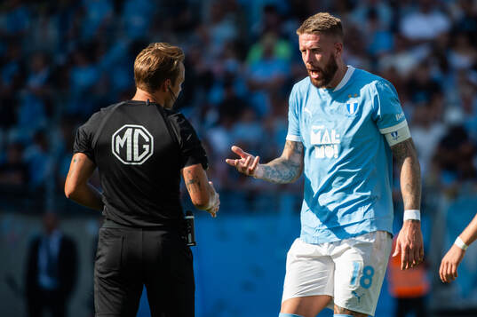 Malmö FFs Pontus Jansson i diskussion med domare