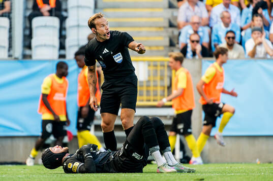 Domare Kristoffer Karlsson och Mjällbys målvakt Noel