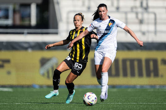 Häckens Aivi Luik och Djurgårdens Pauline Hammarlund