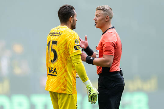 AIKs målvakt Kristoffer Nordfeldt och domare Adam Ladebäck