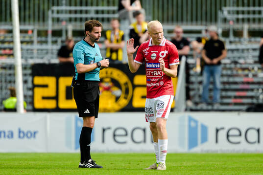 Domare Joakim Östling och Degerfors Marcus Rafferty