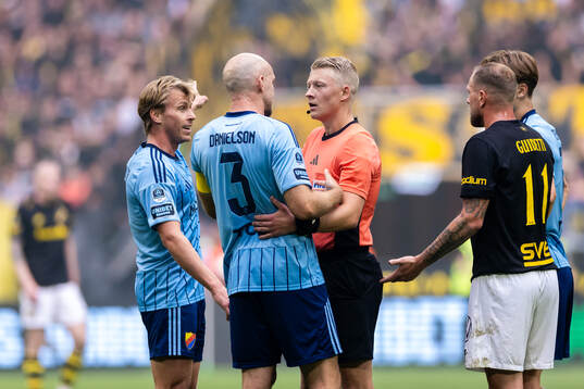 Domare Adam Ladebäck pratar med Djurgårdens Marcus