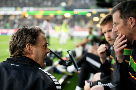 GAIS tränare Fredrik Holmberg pratar med assisterande