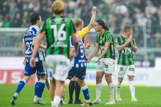 GAISs Amin Boudri tilldelas ett gult kort av domare Fredrik