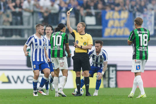 GAISs Amin Boudri tilldelas ett gult kort av domare Fredrik