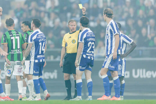 IFK Göteborgs Kolbeinn Thordarson tilldelas ett gult kort