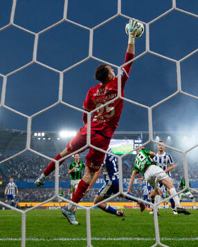 IFK Göteborgs målvakt Elis Bishesari räddar ett avslut