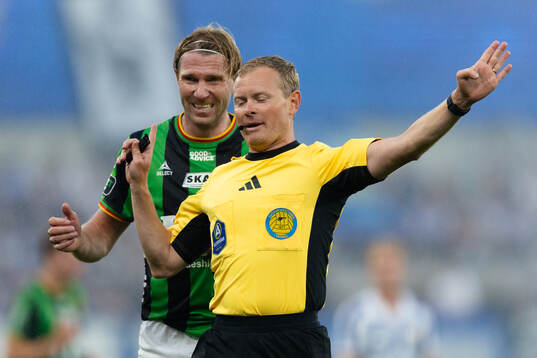 GAIS August Wängberg och domare Fredrik Klitte