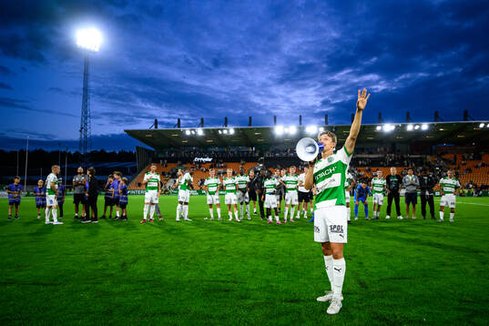Västerås Simon Gefvert jublar med lagkamrater