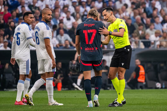 Jens Stryger Larsen of Malmö FF and referee José María