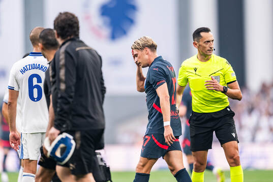Jens Stryger Larsen of Malmö FF and referee José María
