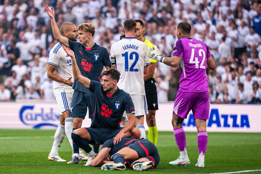 Hugo Bolin, Colin Rösler tend to Jens Stryger Larsen of