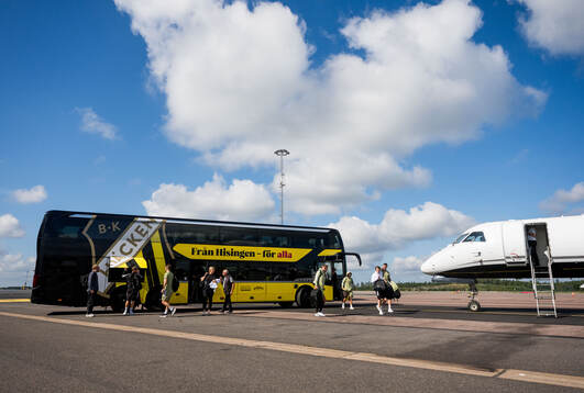 The buss arrives at the airport