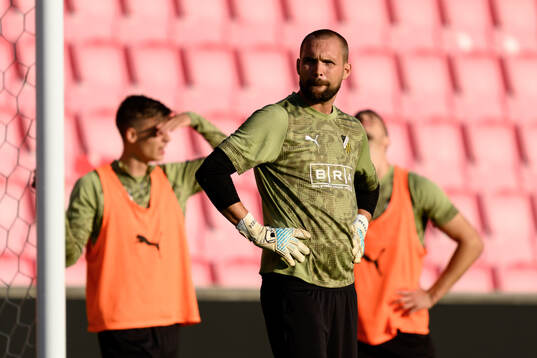 Goalkeeper Oscar Jansson