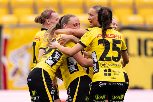 Elfsborgs Stina Jensen jublar med lagkamrater