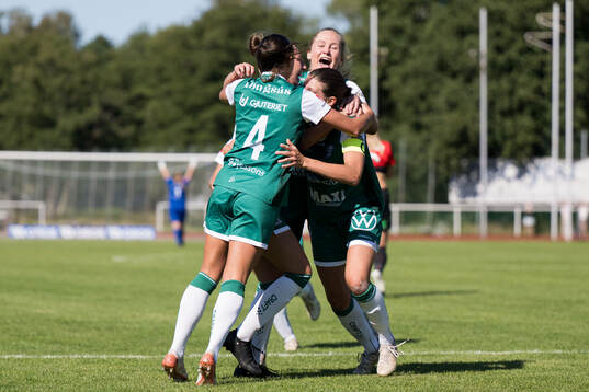 Alingsås Emmy Blomberg jublar med lagkamrater