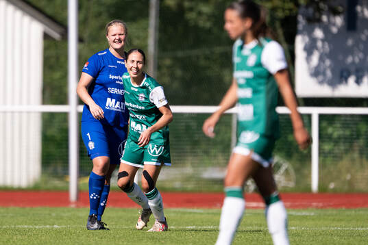 Alingsås målvakt Alexandra Blom och Tove Lorén jublar