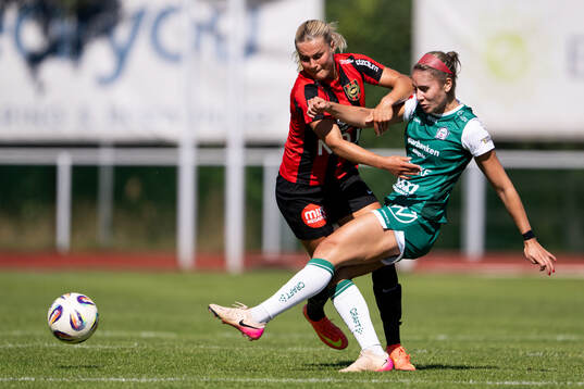 Brommapojkarnas Johanna Svedberg och Alingsås Julia Elvbo