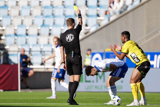 Domare Erik Mattsson tilldelar IFK Norrköpings Ismet