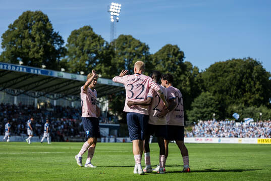 Malmö FFs Taha Ali jublar med Hugo Bolin, Daniel