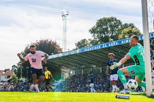 Malmö FFs Sead Haksabanovic skjuter in 0-4 målet bakom